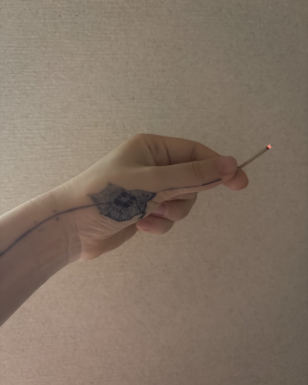ふみける自身の手のひらに描いた、魚をモチーフにした養生tattoo